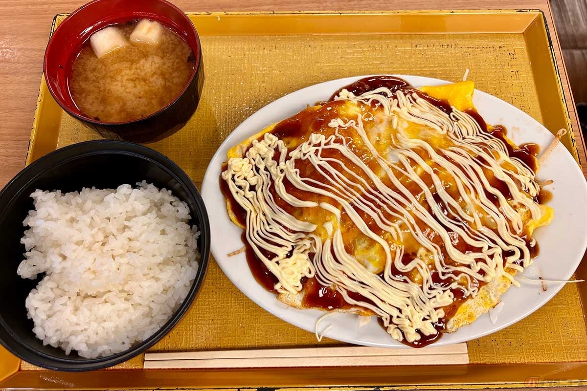 新東名「遠州森町PA」(下り)のフードコートで注文した「豚平焼き定食」(1190円)。強力なビジュアルとソース&マヨの香り。そして豚肉。これは美味いに決まっている!
