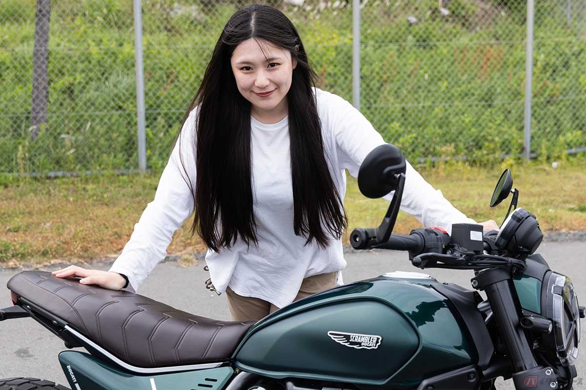 ドゥカティ「Scrambler Nightshift」と、バイク女子の高梨はづきさん