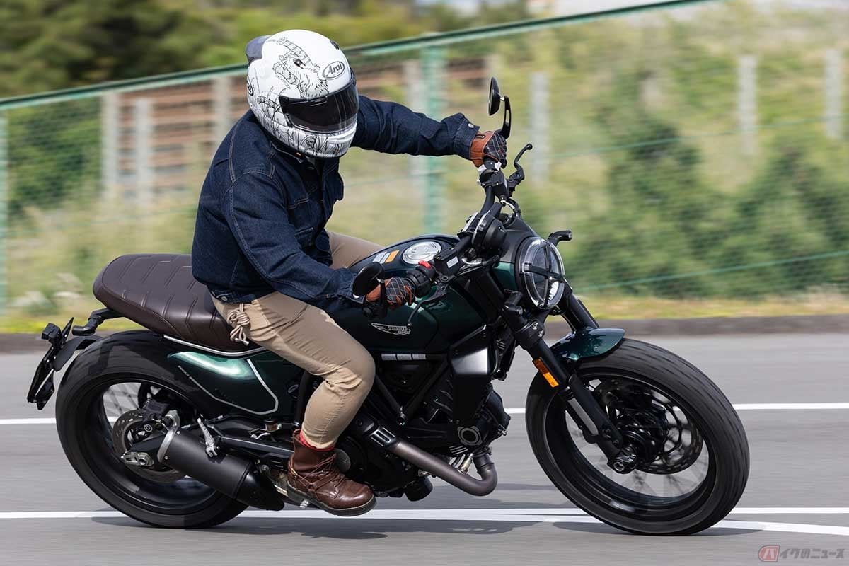 ドゥカティ「Scrambler Nightshift」に試乗する、バイク女子の高梨はづきさん