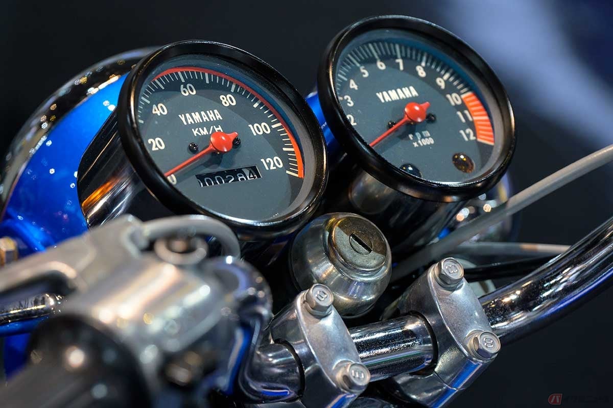 2眼メーター装備。速度計は120km/hまで、回転計は12000rpmまで刻まれている