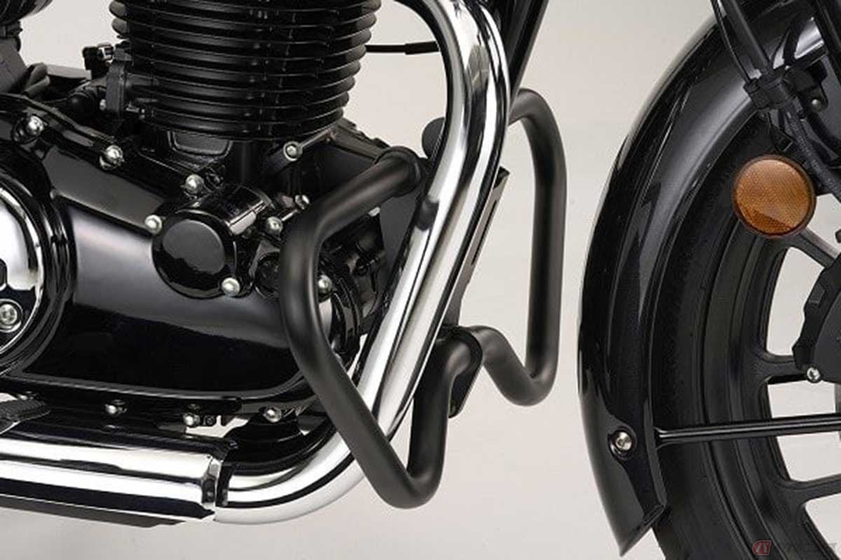 ホンダが純正アクセサリーのカスタマイズパーツで用意する「GB350C」用のデイトナ製パイプエンジンガード（ロアー）