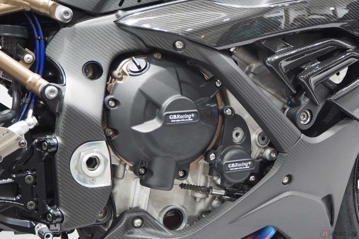 MotoGPやスーパーバイクで採用される英国のGB Racingの「エンジンカバー」(2次カバー)。一般的なABS樹脂の10倍の強度を持つエンジニアプラスチック製