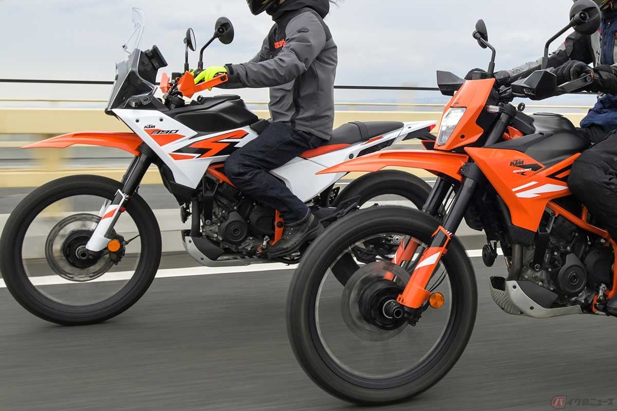 KTM「390 ADVENTURE R」(奥)と「390 ENDURO R」(手前)。排気量400cc以下の「中免」で乗れるオン/オフモデルをロングランでじっくり検証