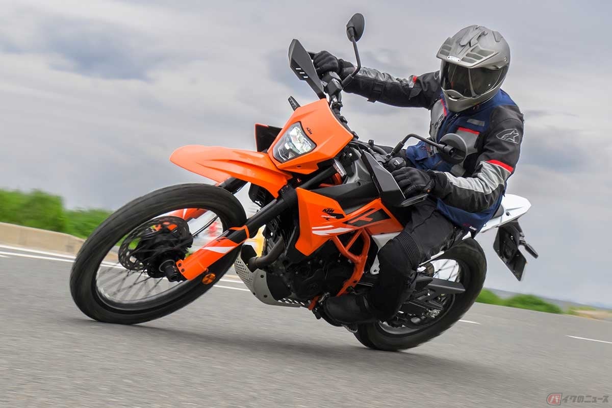 KTM「390 ENDURO R」に試乗する筆者(中村友彦)