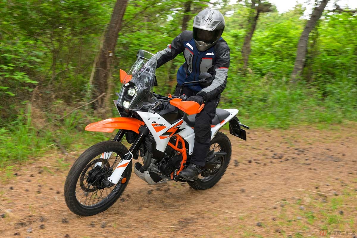 KTM「390 ADVENTURE R」に試乗する筆者（中村友彦）