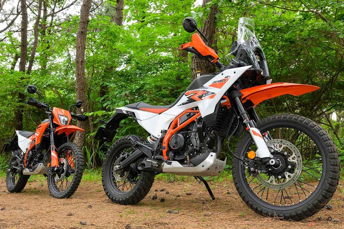 基本骨格＆エンジンを共有しながら似て非なる資質を備えるKTM「390 ADVENTURE R」（手前）と「390 ENDURO R」（奥）