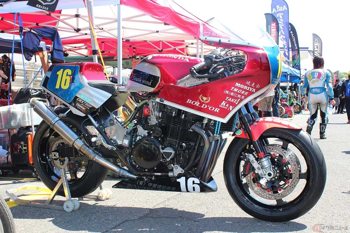 足まわりには現代のパーツを投入しているが、赤嶺さんの「CBX750F」は当時の雰囲気を維持。フェアリングはモリワキレーサーを思わせるデザインで、アルミタンクはワンオフ