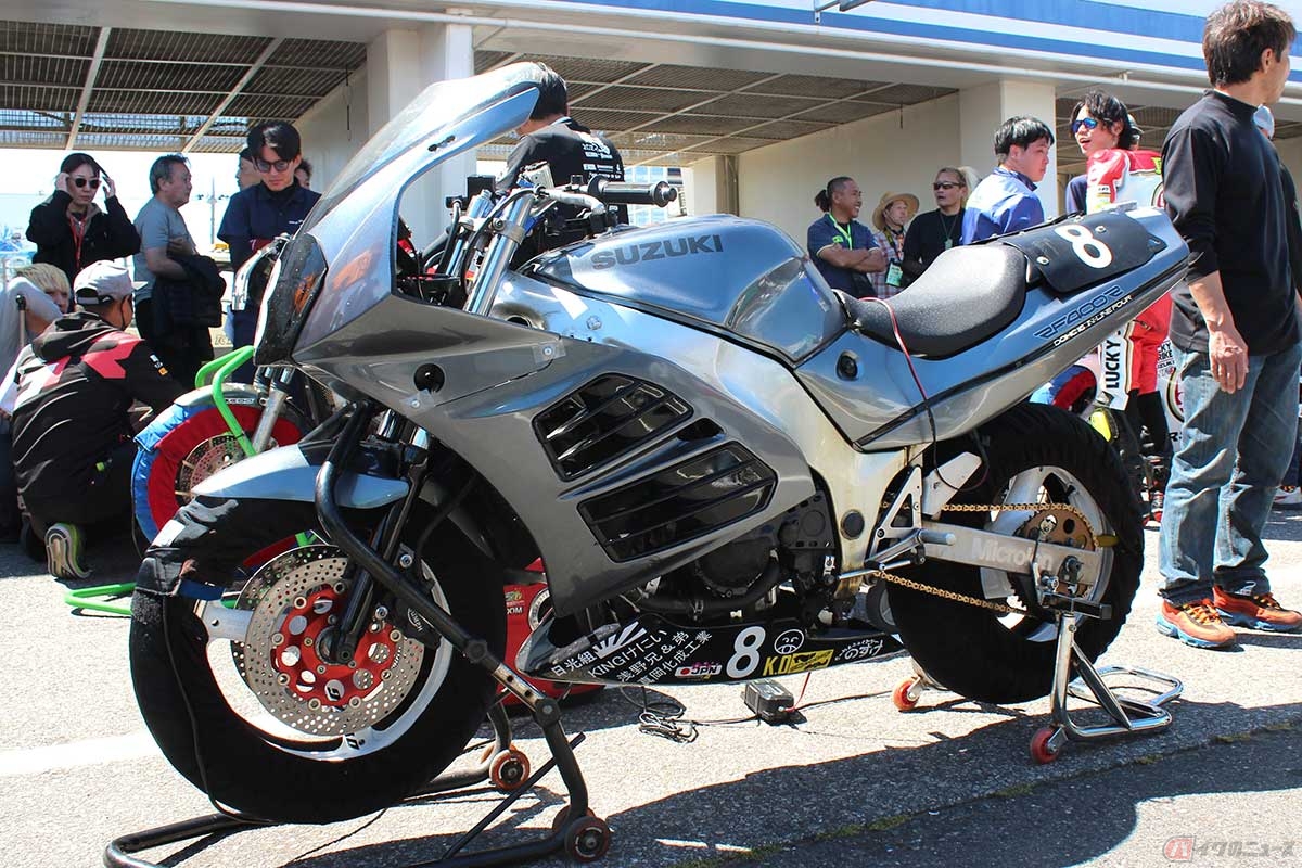 多くのエントラントがFRP素材の外装を使用する中、山口さんの「RF400R」のフェアリングやテールカウルはABS製の純正部品を使用。参戦クラスは、1980年代のレーサーレプリカが主力となるZERO-4