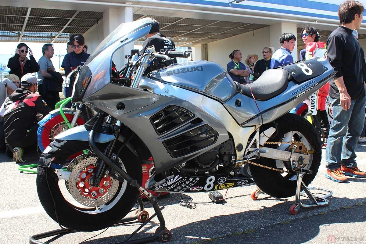 多くのエントラントがFRP素材の外装を使用する中、山口さんの「RF400R」のフェアリングやテールカウルはABS製の純正部品を使用。参戦クラスは、1980年代のレーサーレプリカが主力となるZERO-4