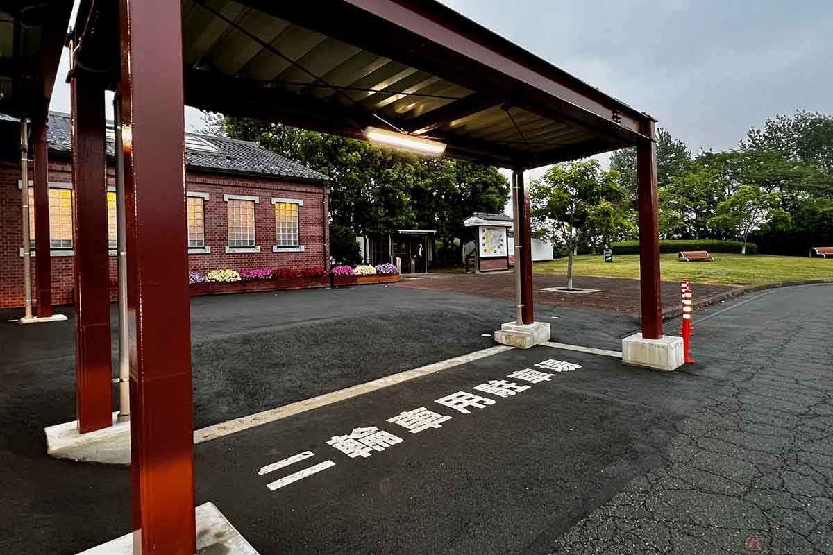 広くはないが、屋根が設置された2輪専用の駐車スペースも確保されている