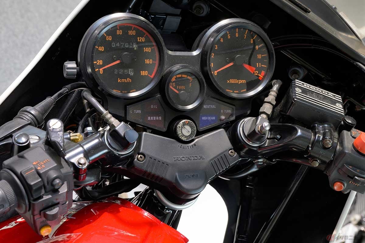 「CBX400F」(1081年)と同様のメーター類。ウインカーの自動キャンセルシステム装備も国内バイク初