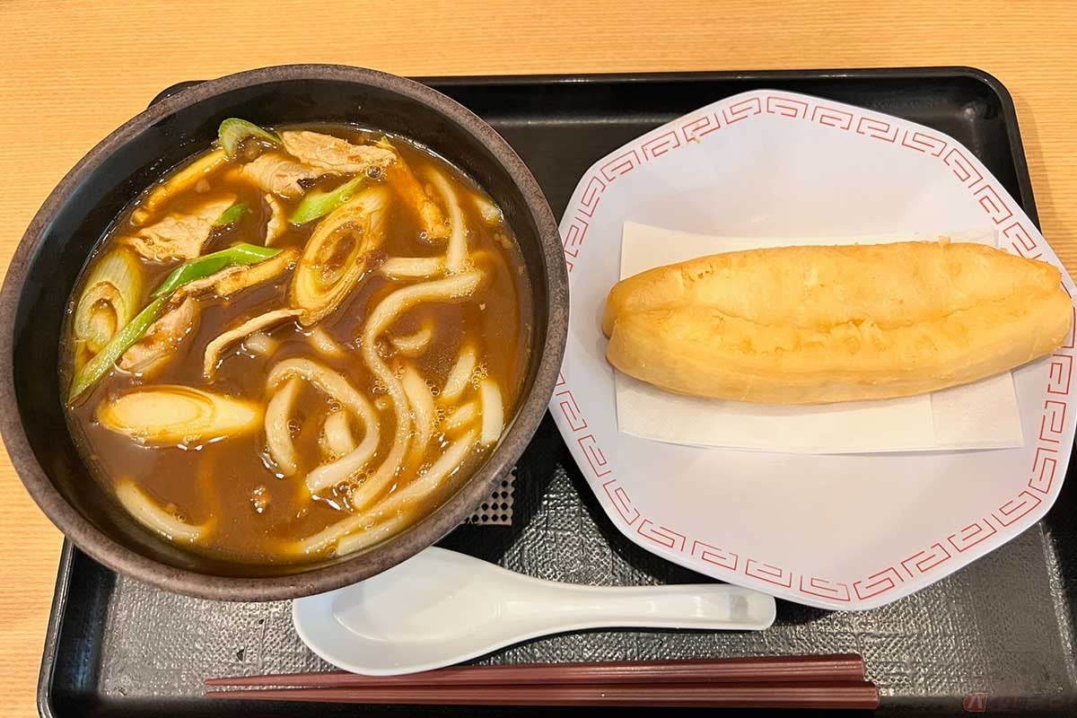 東名「鮎沢PA」(下り)でいただいた「カレーうどん揚げパンセット」(930円)。意外な組み合わせと揚げパンの懐かしさに惹かれて思わず購入