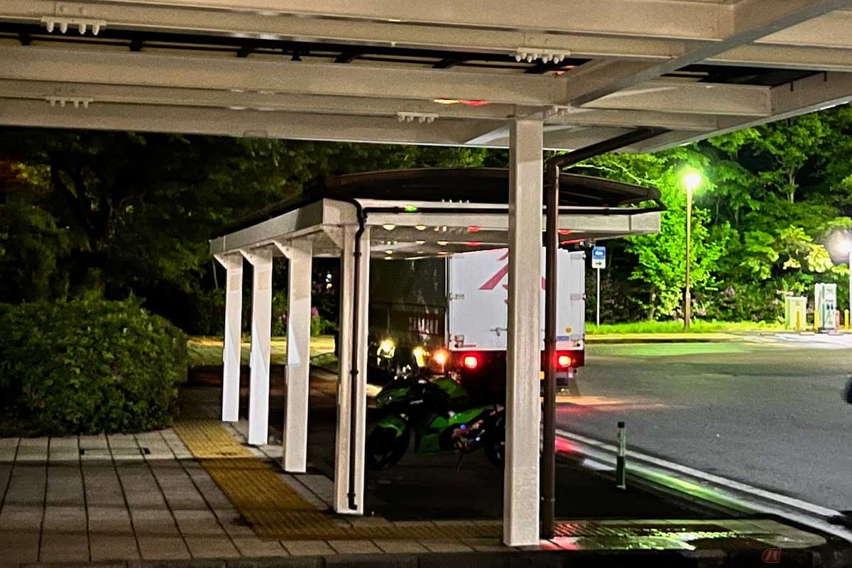 屋根が設置された2輪専用の駐車スペースも確保されている