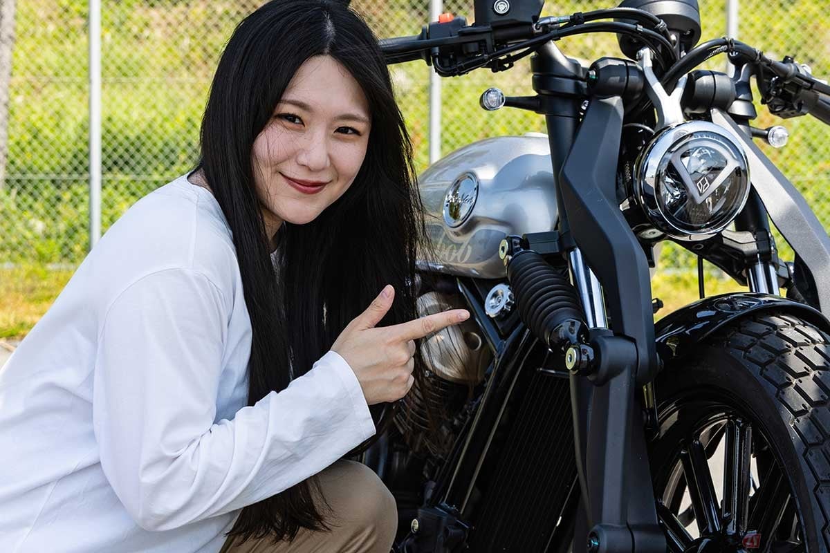 BENDA「NAPOLEON BOB 250」と、バイク女子の高梨はづきさん