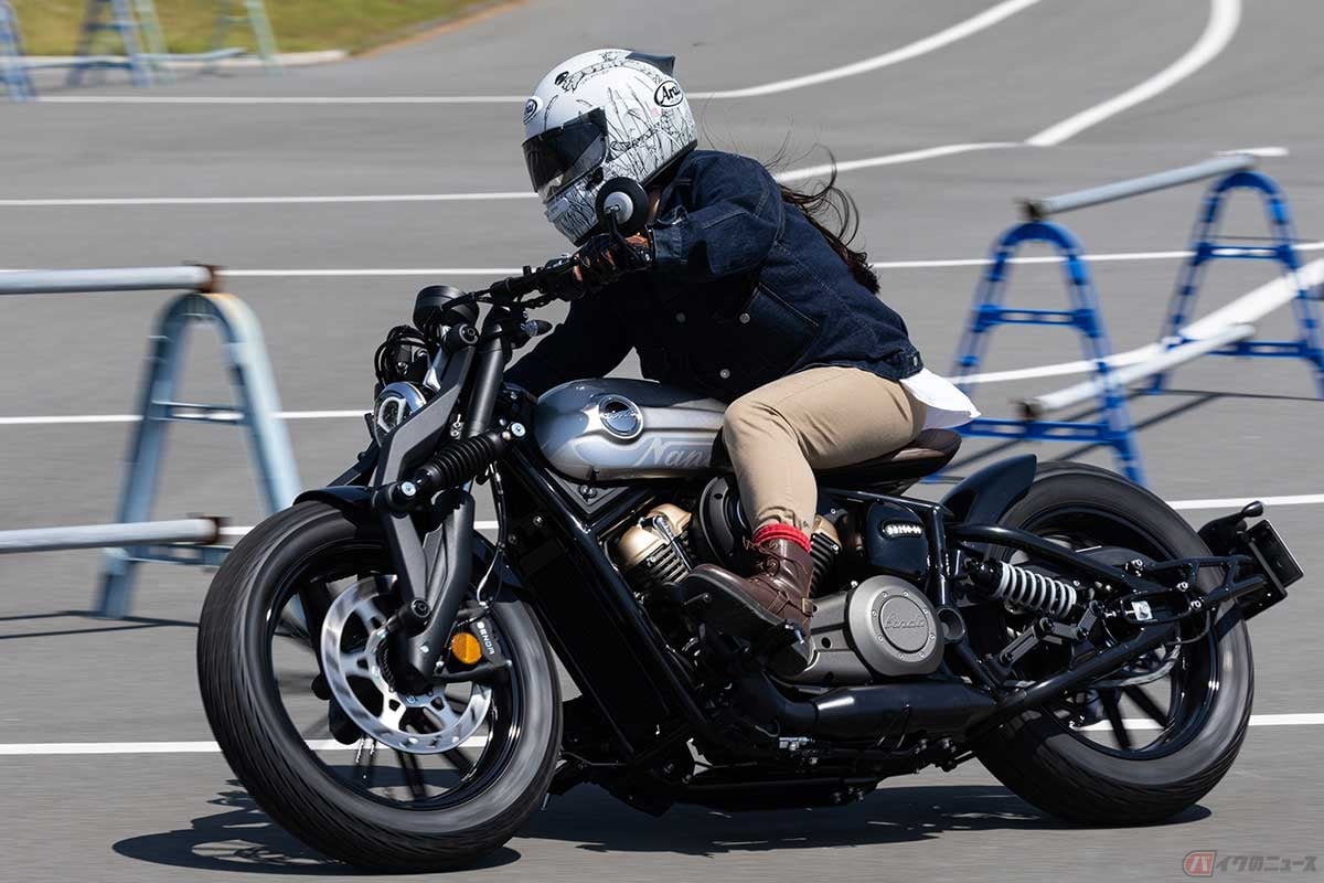 BENDA「NAPOLEON BOB 250」に試乗する、バイク女子の高梨はづきさん