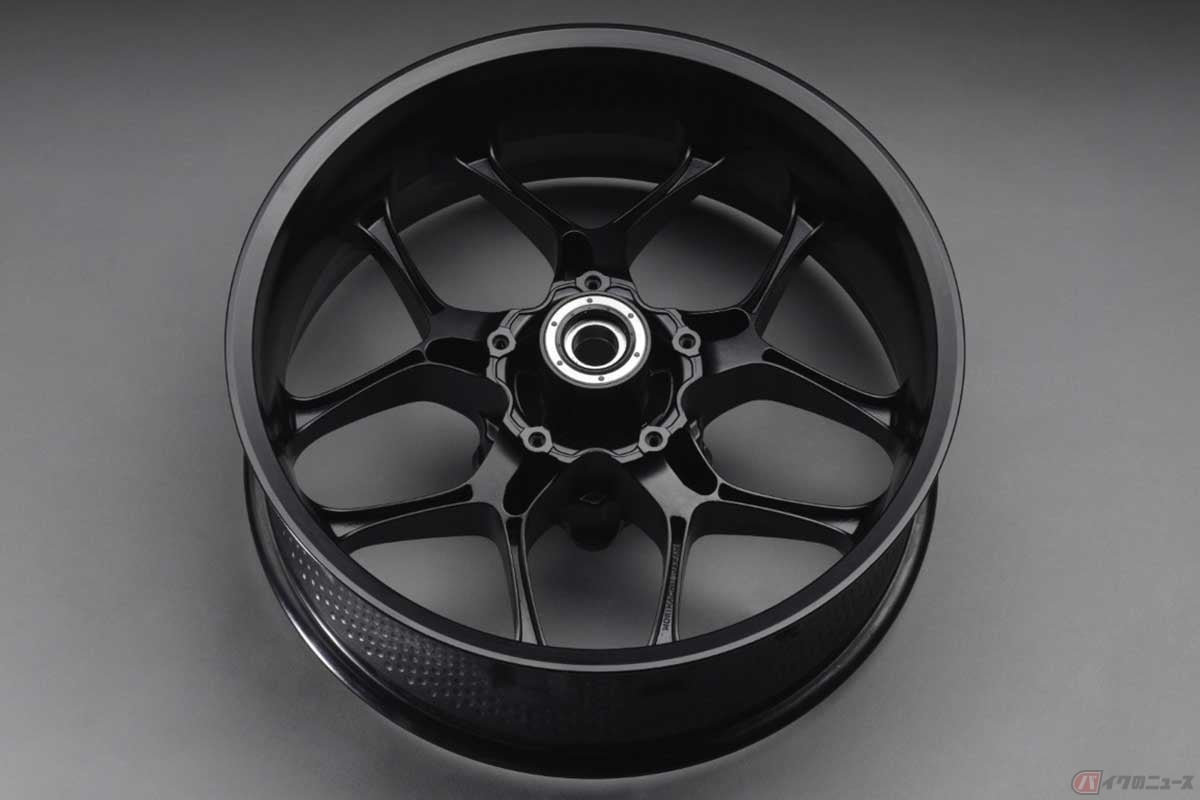 ヤマハ「YZF-R1」は、2015年モデルからマグネシウム鋳造ホイールを装備