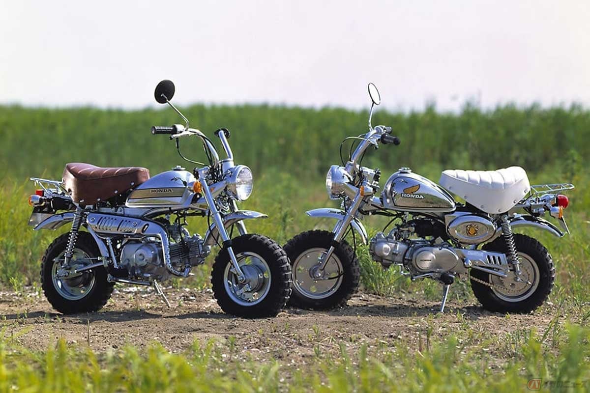 1979年発売の「モンキーリミテッド」。モンキー初の限定モデルはクロームメッキ仕上げ。自動遠心3速(左)とMT4速(右)が用意され、グラフィックパターンやシートの色が異なる