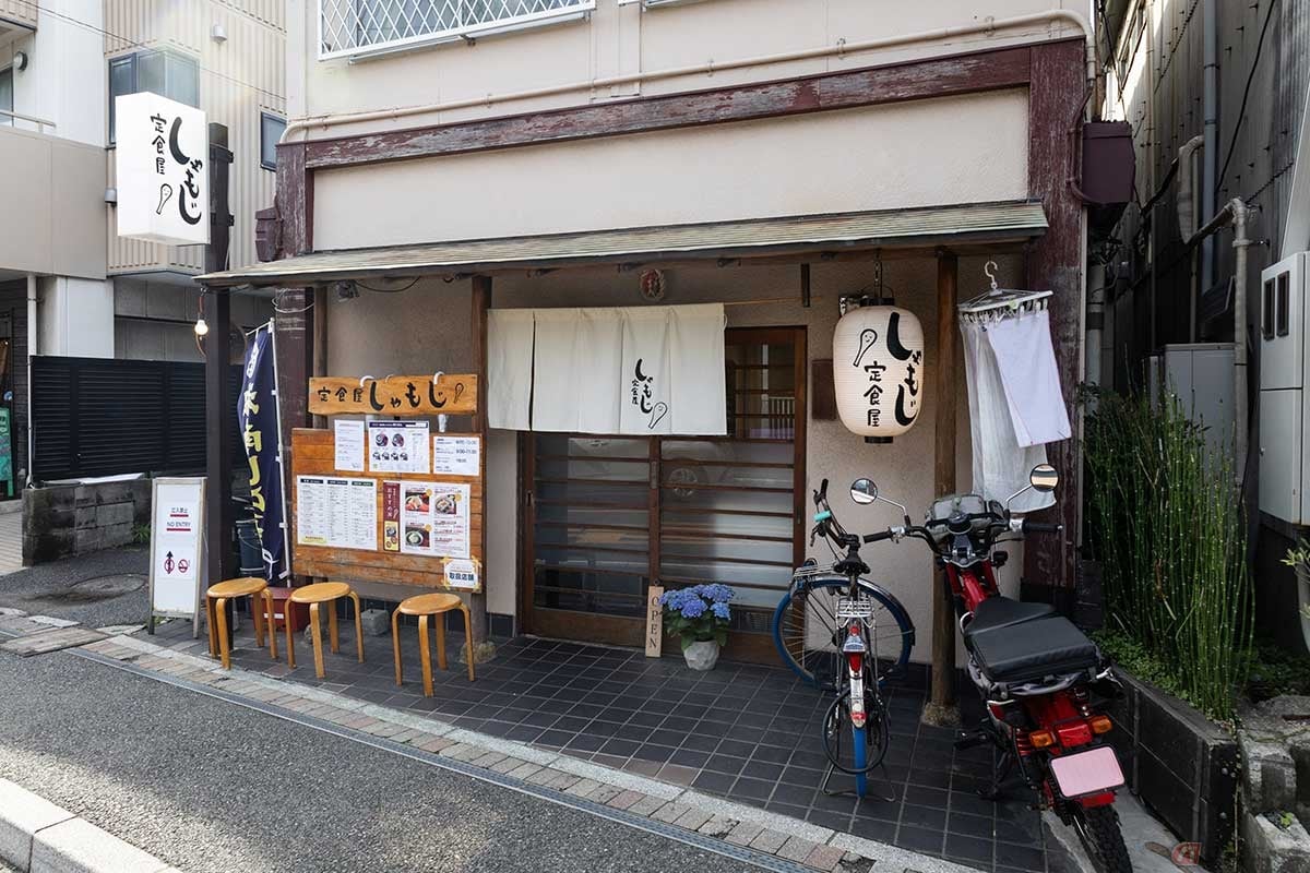 鎌倉の「長谷寺」近く、由比ヶ浜大通りにある「定食屋しゃもじ」。しらすや海鮮丼が人気