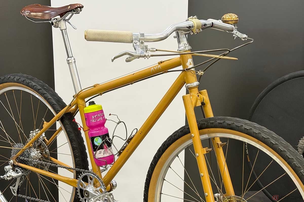 「AYABIJKES」はクラシックなMTBスタイルのフルリジッドスチールバイク
