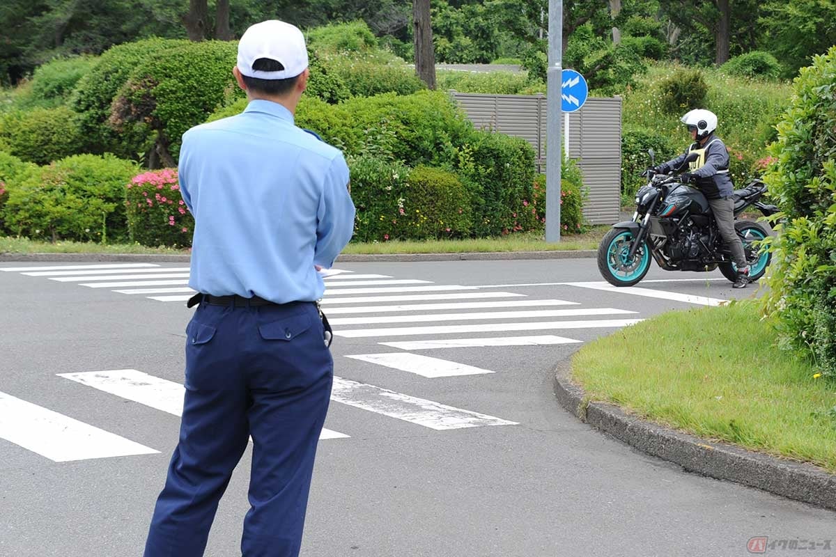 法規走行に立ち会うのは、運転免許試験の担当でもある警察官。厳しい目が向けられる