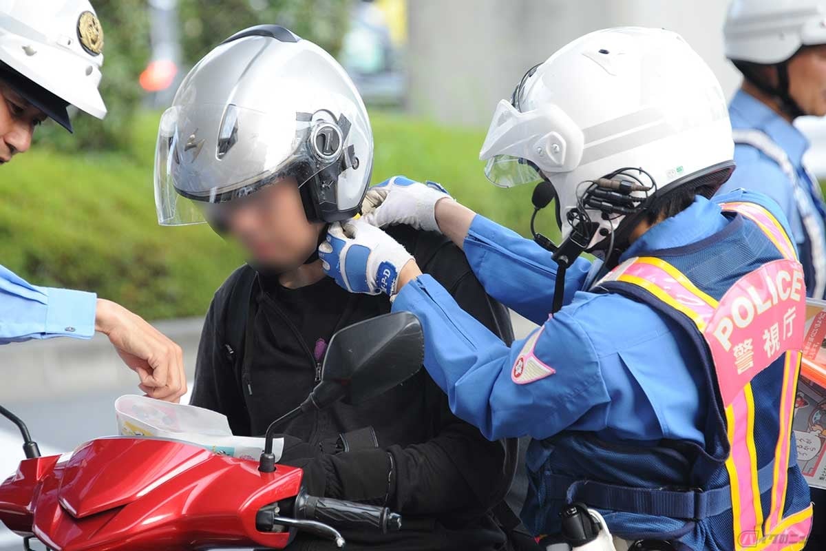 説明を受けながら、ヘルメットのあごひもの締め具合を指摘されるライダーもいた(写真=中島みなみ)