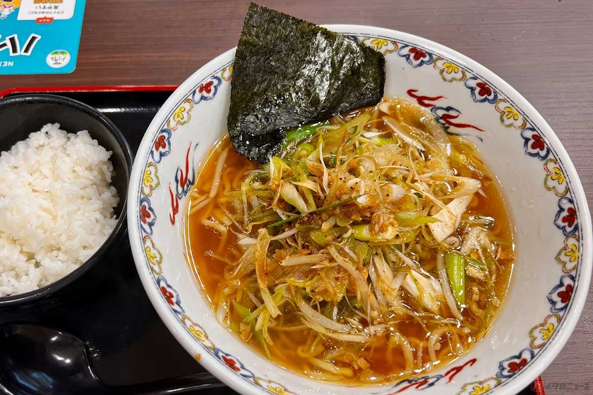 関越道「寄居PA」(下り)で出会った「深谷ねぎ醤油ラーメン」(1000円)は、見た目のインパクトもあり、ツーリング中の空腹を満たしてくれるご当地ラーメンだった