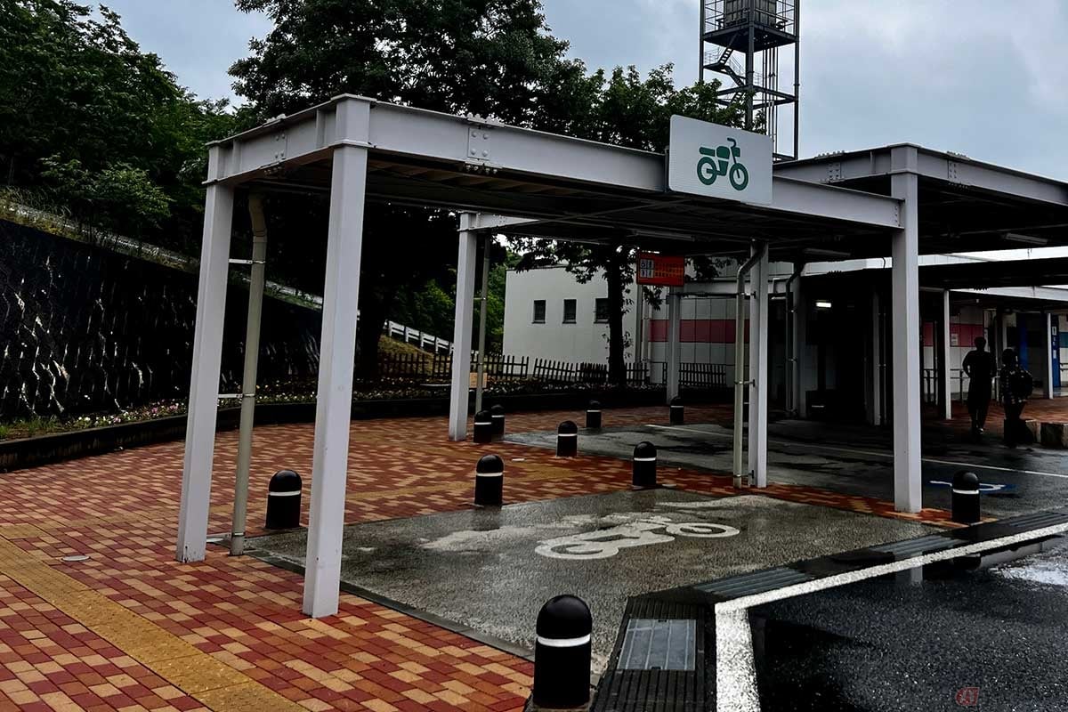 雨の日には屋根が設置された2輪専用の駐車スペースがありがたい。トイレも近くて便利