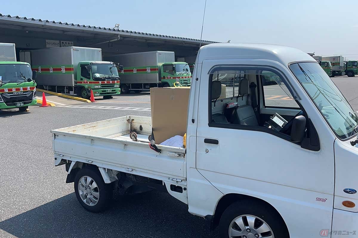 高速道路で試運転した結果「エンジン回転数が高過ぎる」ことが判明した、元赤帽仕様車の軽トラサンバー。スーパーチャージャー仕様のワゴン車用3ATがインターネットオークションに出品されたので落札しました。引き取り先は福山通運さんの営業所でした