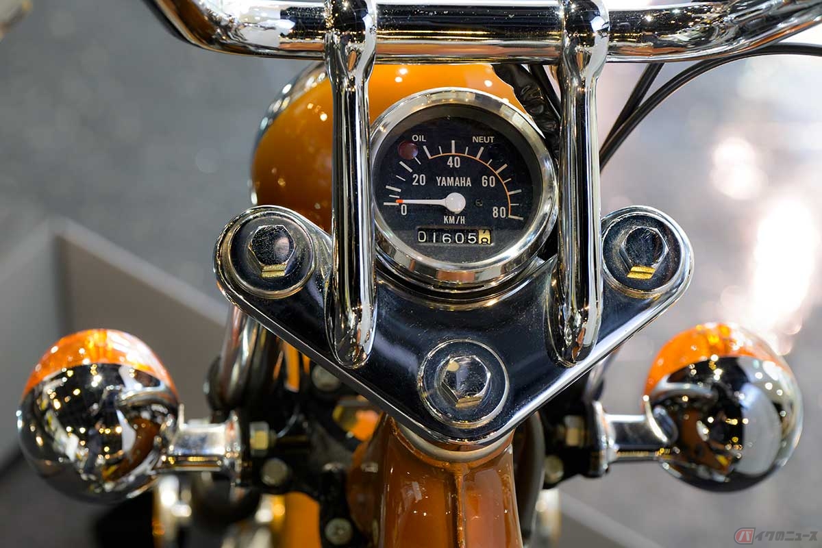 メッキが多用されたゴージャスなメーターまわり。ライザーの間から見える文字盤には80km／hまで刻まれている