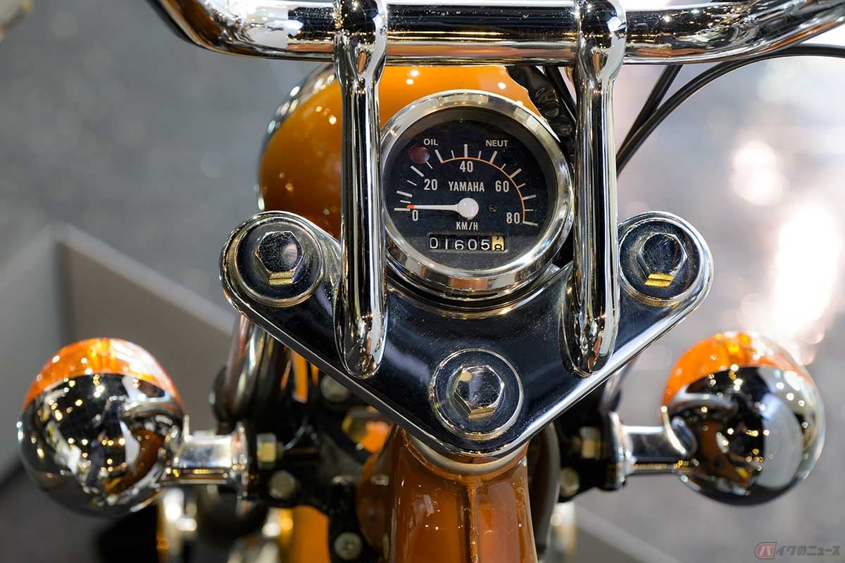 メッキが多用されたゴージャスなメーターまわり。ライザーの間から見える文字盤には80km/hまで刻まれている