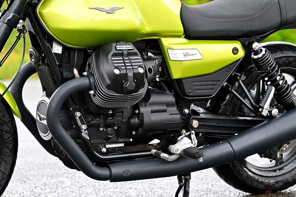 排気量853ccの空冷縦置き90度VツインOHV2バルブエンジンを搭載。ユニークなエンジンレイアウトやシャフトドライブ駆動はモトグッツィならではの伝統的なもの