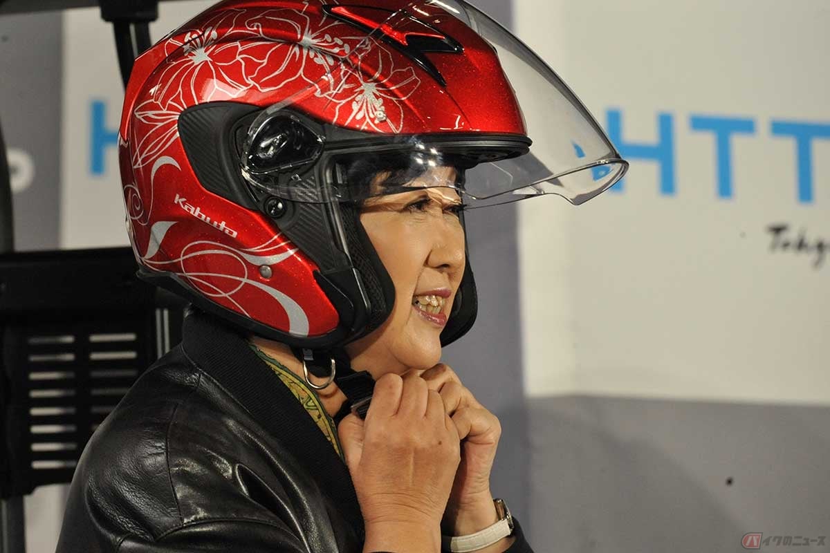 「乗り手、売り手、エネルギー供給が三位一体になることがバイクEV化を後押しする」と話した小池都知事(写真=中島みなみ)