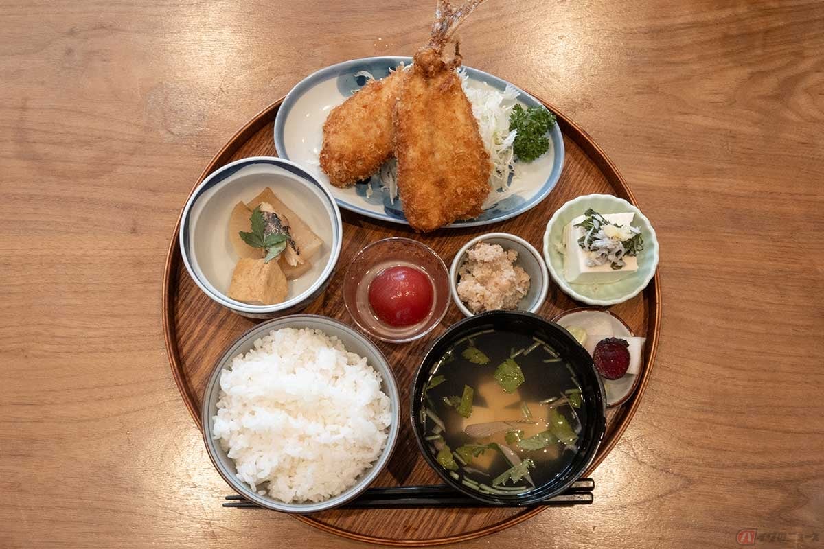 「魚万」の「あじフライ定食1枚入り」。小鉢が4つもあるのが嬉しい