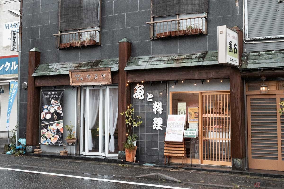 神奈川県逗子市の「魚万」。1階はショーケースに惣菜が並び、気軽に美味しい定食が食べられる。2階は予約制で創作和食のコース料理を楽しめる