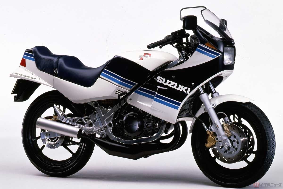 国内でのカウリングが認可され、本格的なレーサーレプリカとして、スズキが1983年に発売した「RG250Γ」