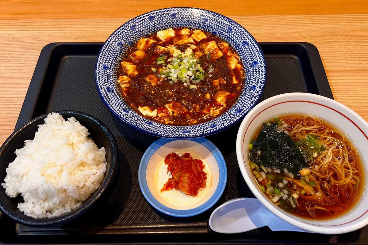 新東名「掛川PA」（下り）で見つけた、ご飯がススム「麻婆豆腐・半ラーメン定食」（1140円）はボリュームたっぷり。ライスは大盛り無料