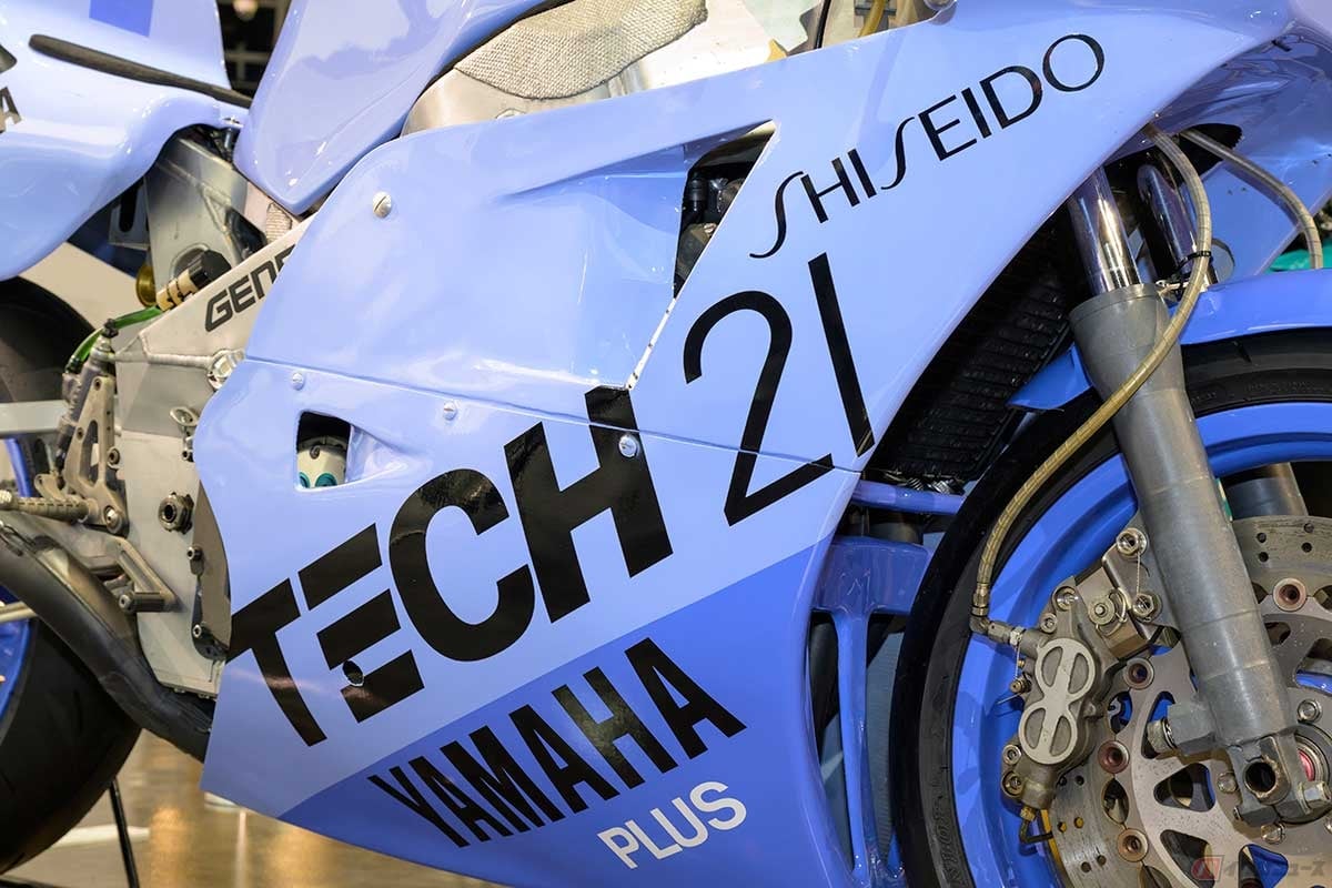 1985年の鈴鹿8耐で、「TECH21」カラーをまとって出場したヤマハ「FZR750（0W74）」