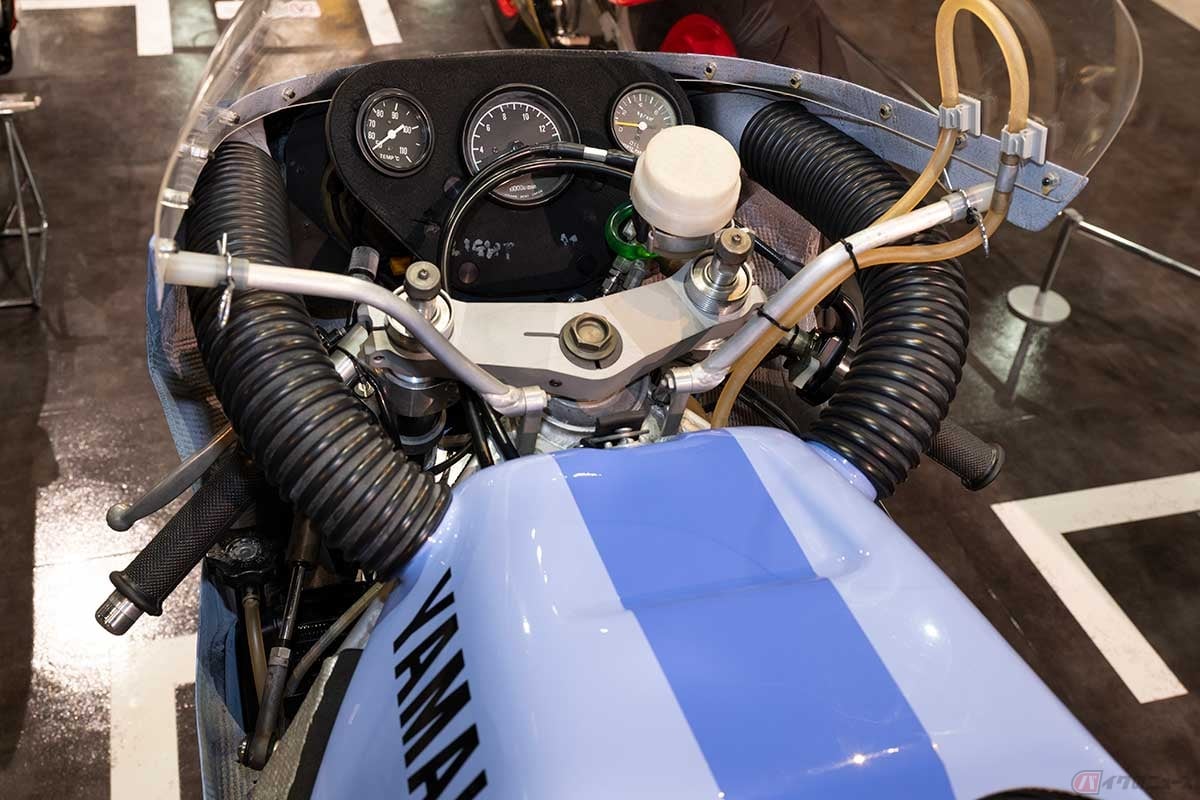 F.A.I(フレッシュ・エア・インテーク)システムのホースの存在感がスゴイ。こうして現代のバイクの吸気レイアウト(燃料タンク前方にエアクリーナーを配置)が定着した