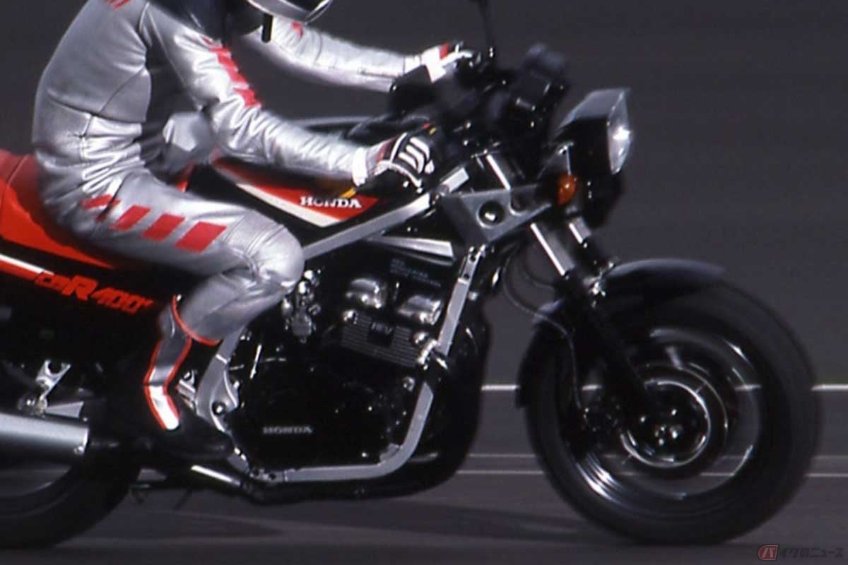 初めてホンダ「CBR」のブランドネームを冠した「CBR400F」(1983年)は、カウリングを装備していなかった