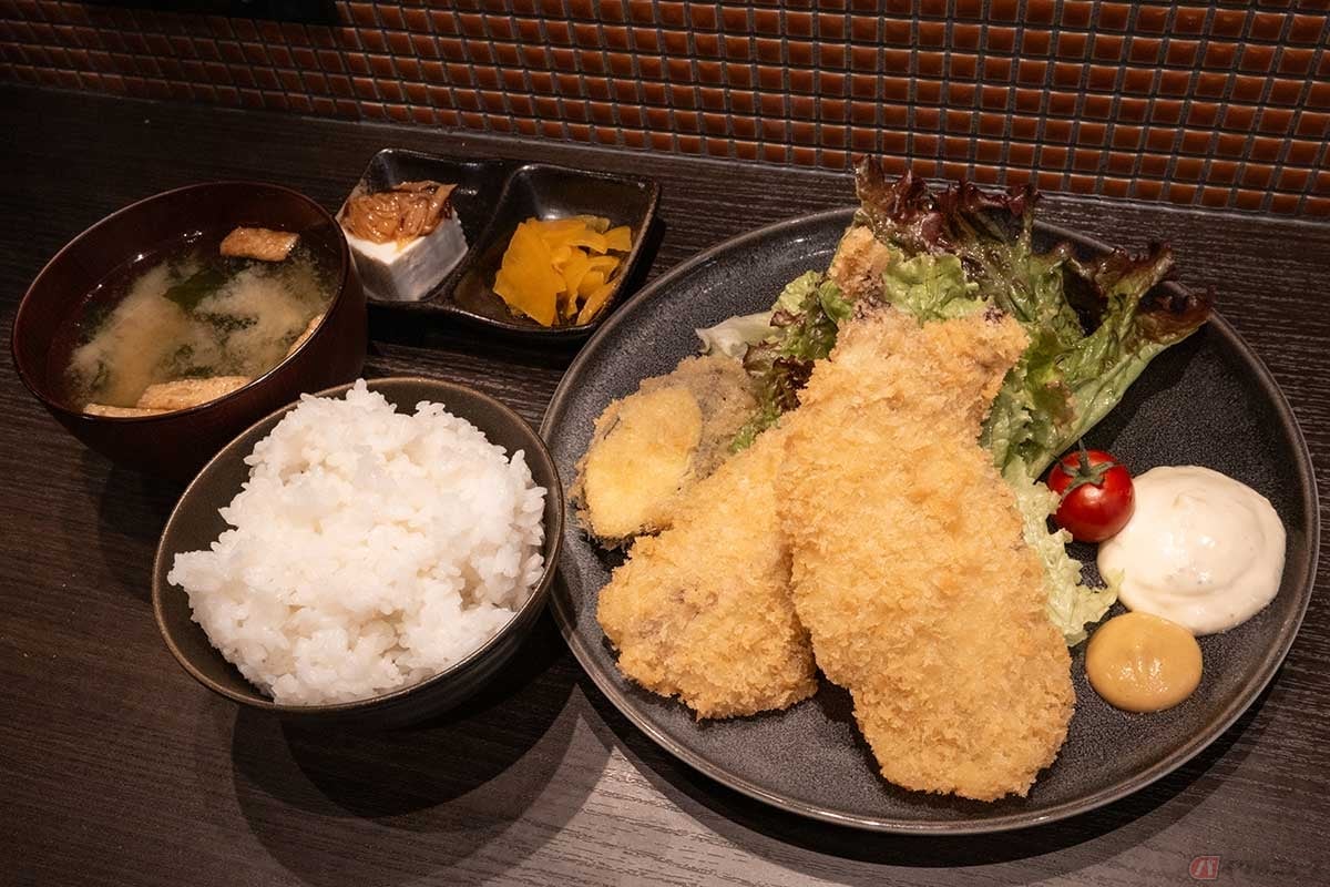 「揚げ処 ゆうや」の「厳選アジフライ定食」は、市場で厳選した鯵をフライにしている