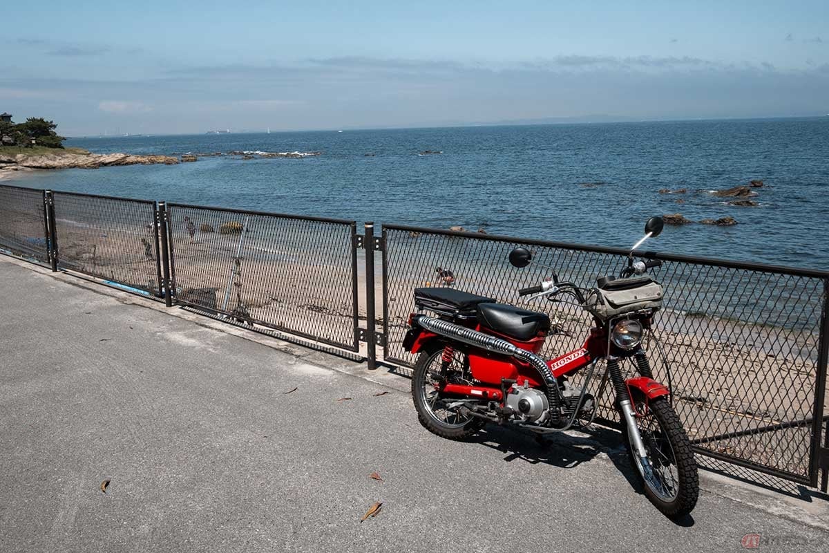 のんびり寄り道しながら次のCPへ、愛車のホンダ「CT110」で三浦半島を走る筆者(増井貴光)