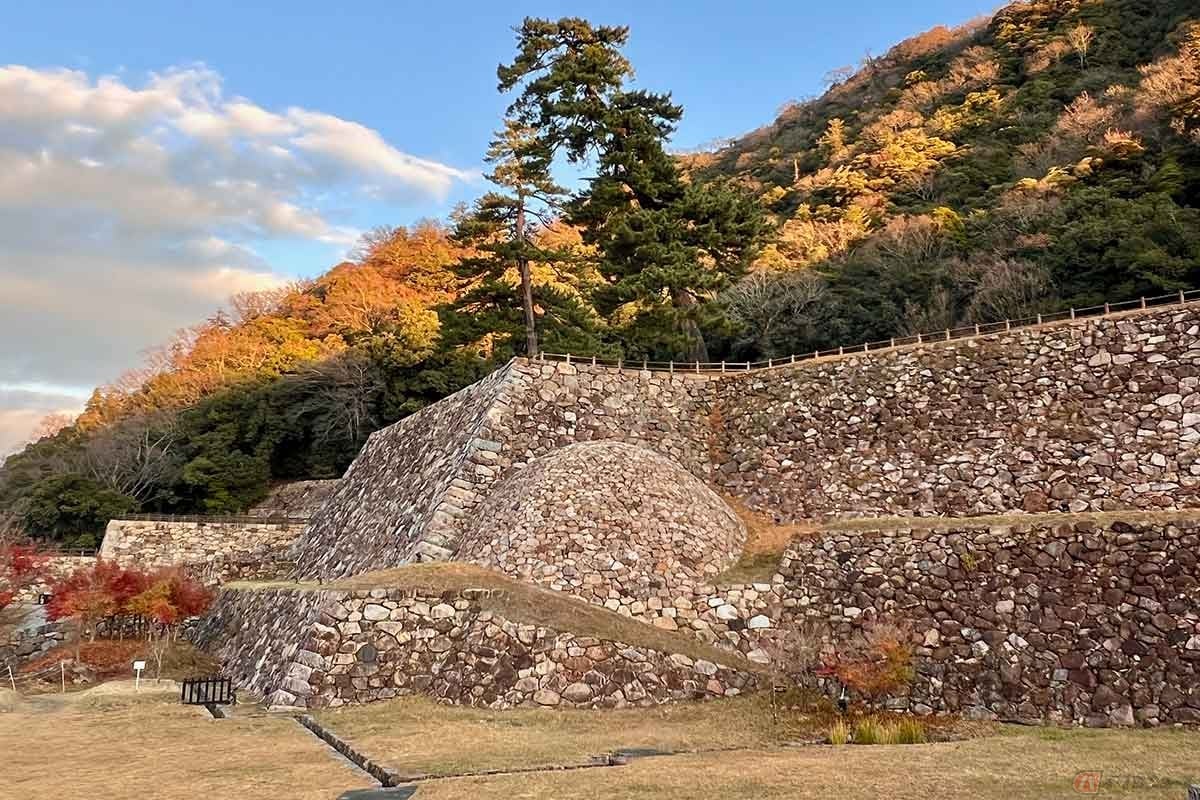 「天球丸」の球面状に膨らんだ「巻石垣」。崩落防止のために築き足されたもので、国内では他に例が確認されていない独特の遺構