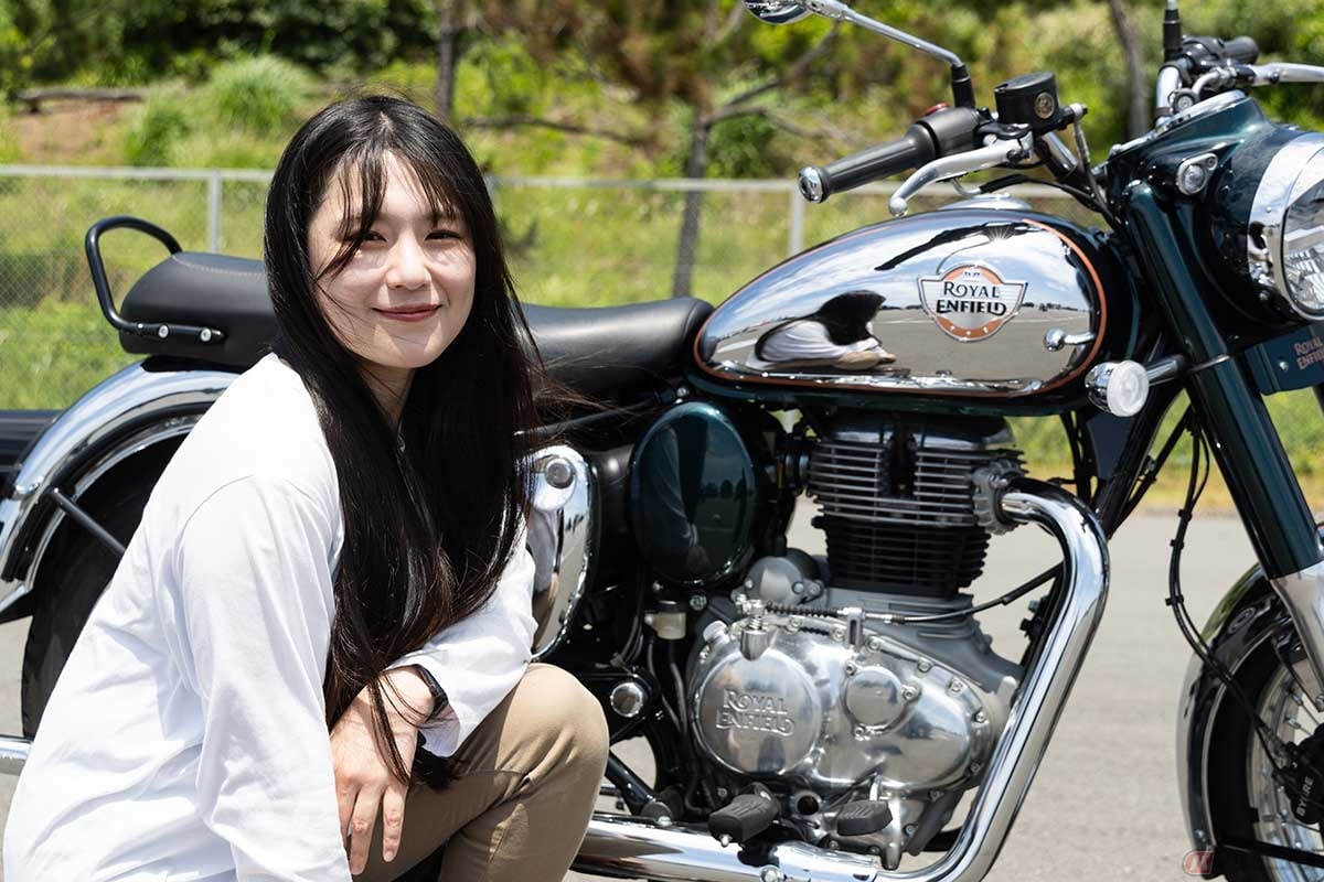 ロイヤルエンフィールド「CLASSIC 350」と、バイク女子の高梨はづきさん