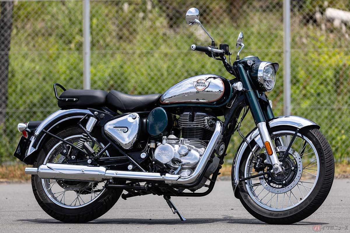 「CLASSIC 350」の中でも高梨はづきさんが試乗した「Emerald（エメラルド）」カラーは77万7700円（消費税10％込み）と良心的