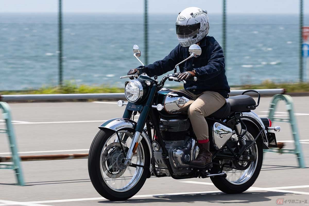 ロイヤルエンフィールド「CLASSIC 350」に試乗する、バイク女子の高梨はづきさん。シーソーペダルの操作感が圧倒的に楽ちん