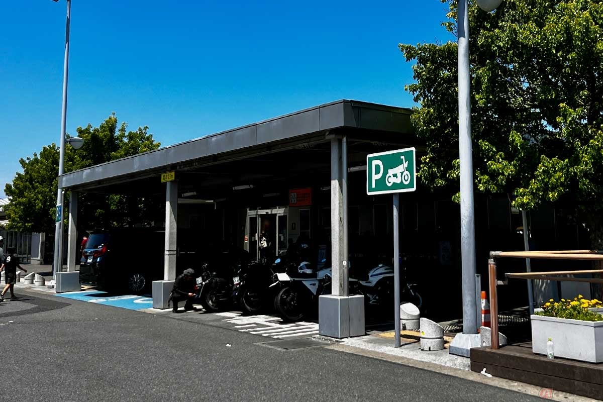 屋根が設置された2輪専用の駐車スペースが確保されている。また少し離れた場所にも用意されている