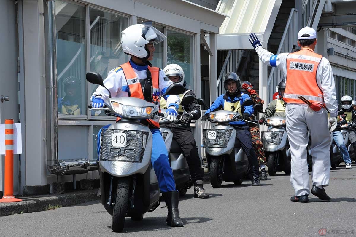 安全運転講習会の参加者を先導する、二輪車安全運転指導員(写真=中島みなみ)