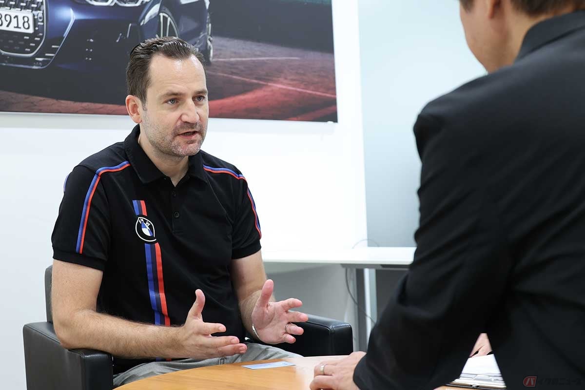 2026年の「鈴鹿8耐」に向けて来日したHead of BMW Motorrad Motorsport スヴェン・ブルッシュ氏にも質問をぶつける筆者（青木タカオ）