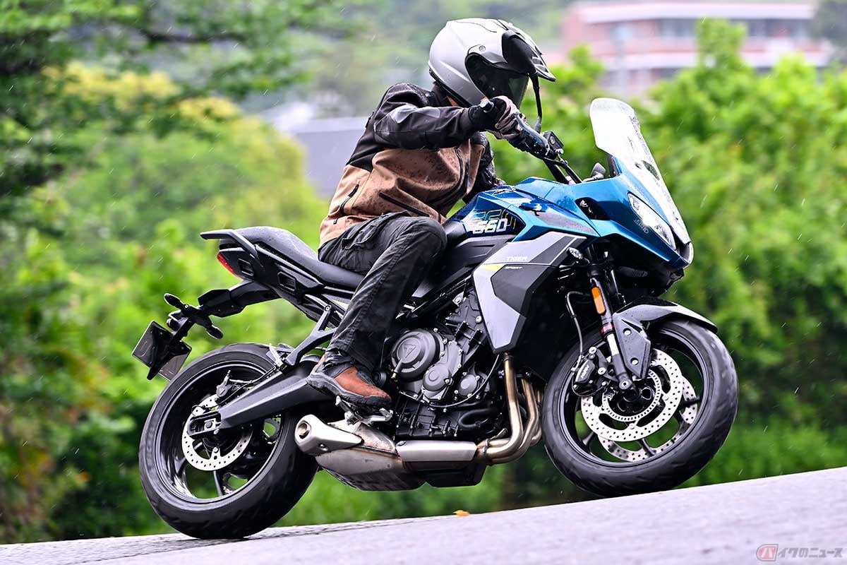 トライアンフ「Tiger Sport 660」(2026年型)に試乗する筆者(中村友彦)