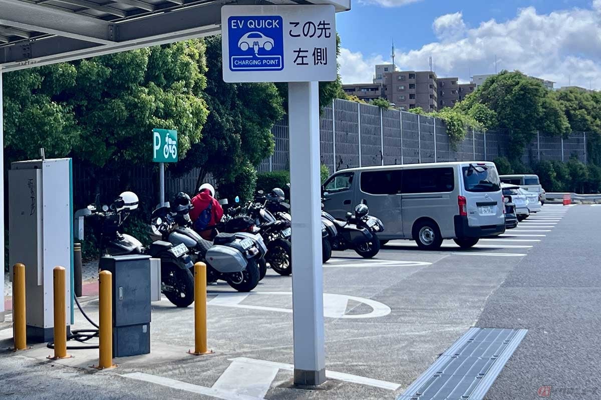 屋根はないものの、施設の近くに2輪専用の駐車スペースが確保されている